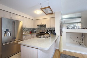 House, 5 Bedrooms | Private kitchen - Pelicanstay in Churchill Meadows (Mississauga)
