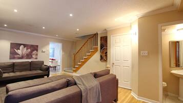 House, 5 Bedrooms | Living room | Flat-screen TV, Netflix