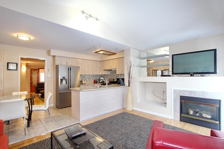 House, 5 Bedrooms | Living room | Flat-screen TV, Netflix