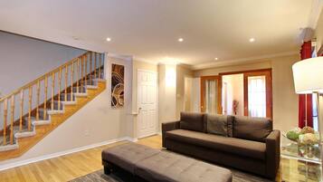 House, 5 Bedrooms | Living room | Flat-screen TV, Netflix