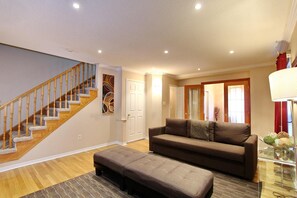 House, 5 Bedrooms | Living room - Pelicanstay in Churchill Meadows (Mississauga)