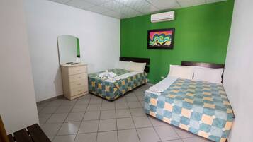 Quarto casal básico, várias camas, para não fumantes | Cortinas blackout, Wi-Fi de cortesia, roupa de cama