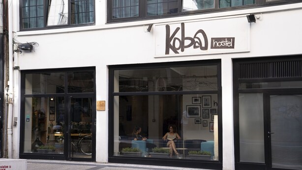 A hostel with large windows and a sign that reads "Kopa hostel". - Koba Hostel (San Sebastián)