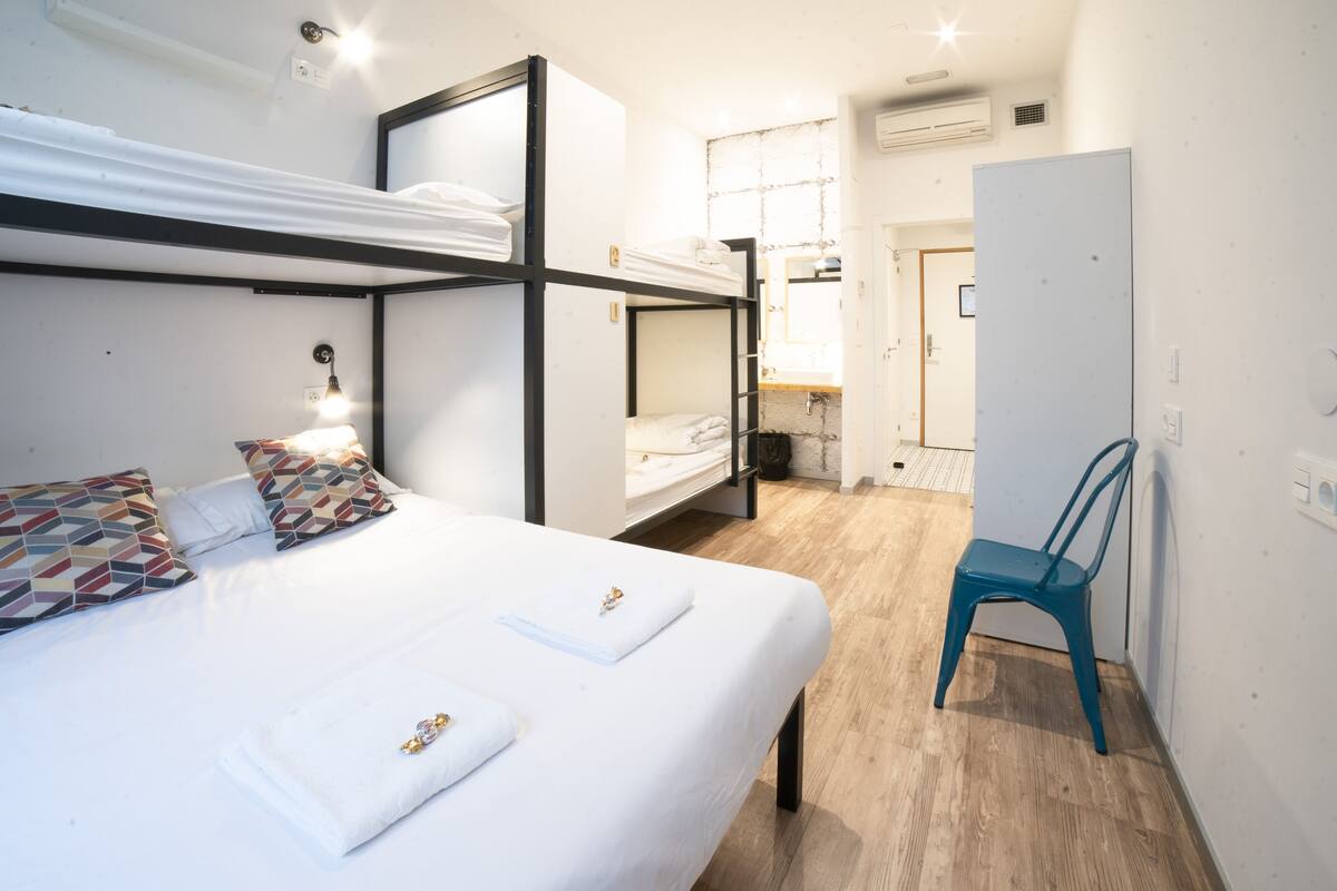 ファミリー ルーム 専用バスルーム (1 double bed + 1 bunk bed) | 1 室のベッドルーム、防音設備、WiFi (無料)、ベッドシーツ