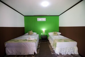 書桌、免費無線上網、床單