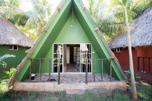 Family Triple Room | Desk, free WiFi, bed sheets - Papaya Lodge Las Flores (El Cuco)