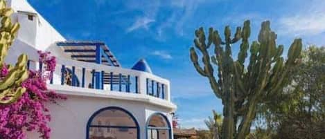 Familiekamer, 1 slaapkamer, niet-roken, uitzicht op zee | Luxe beddengoed, een bureau, beddengoed, rolstoeltoegang