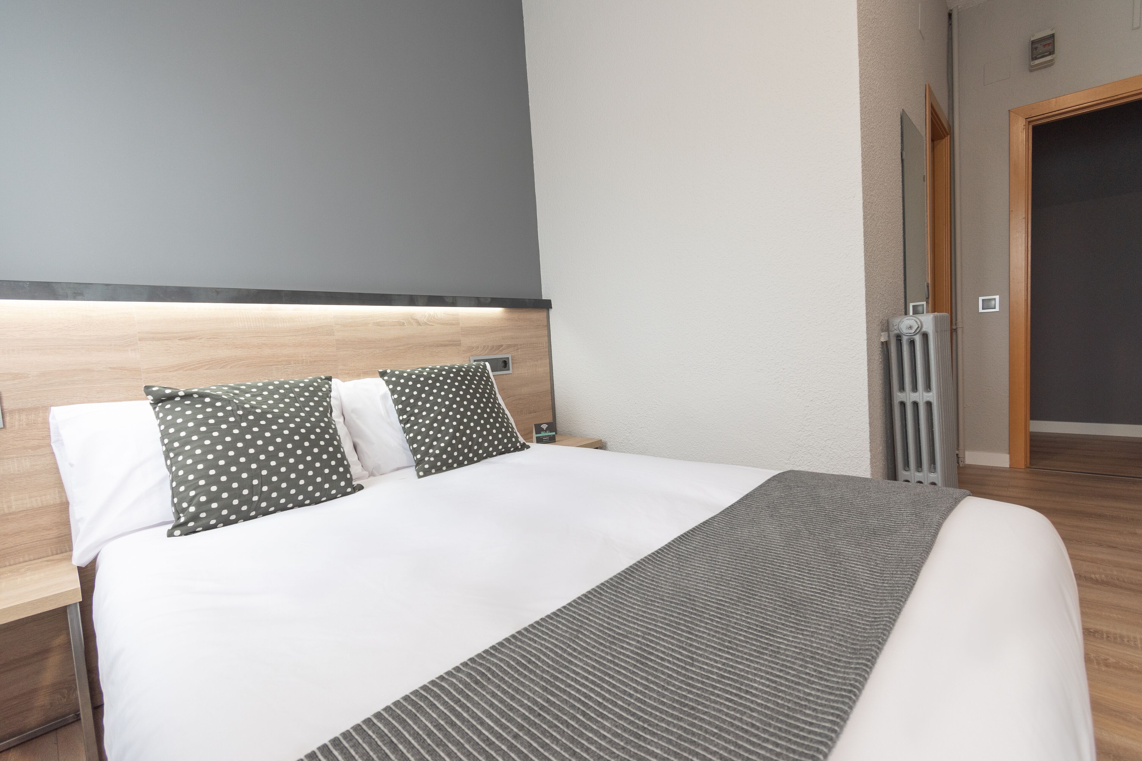 economy double or twin room | 1 bedroom, desk, free wifi, bed sheets