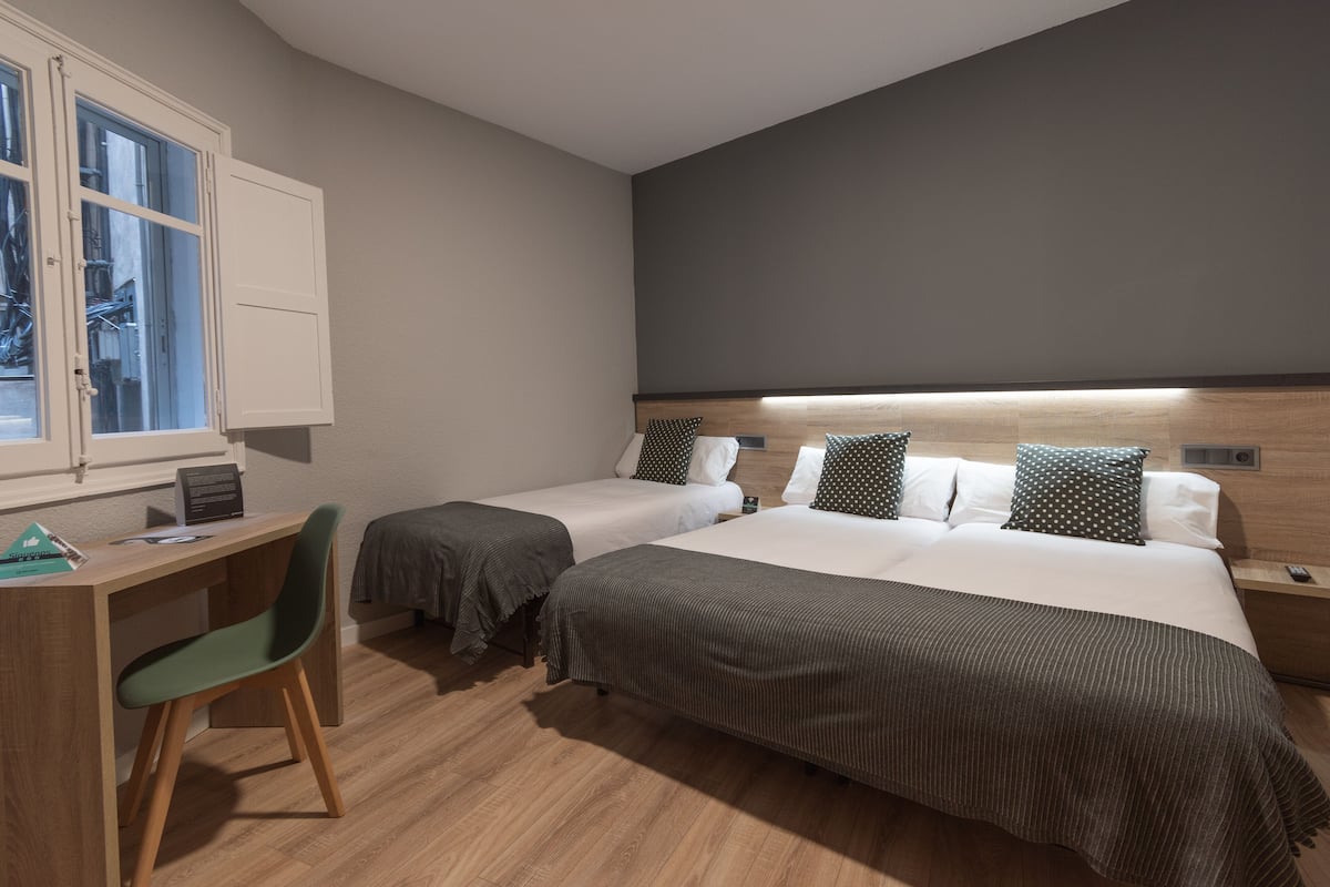 Standard Triple Room | Desk, free WiFi, bed sheets