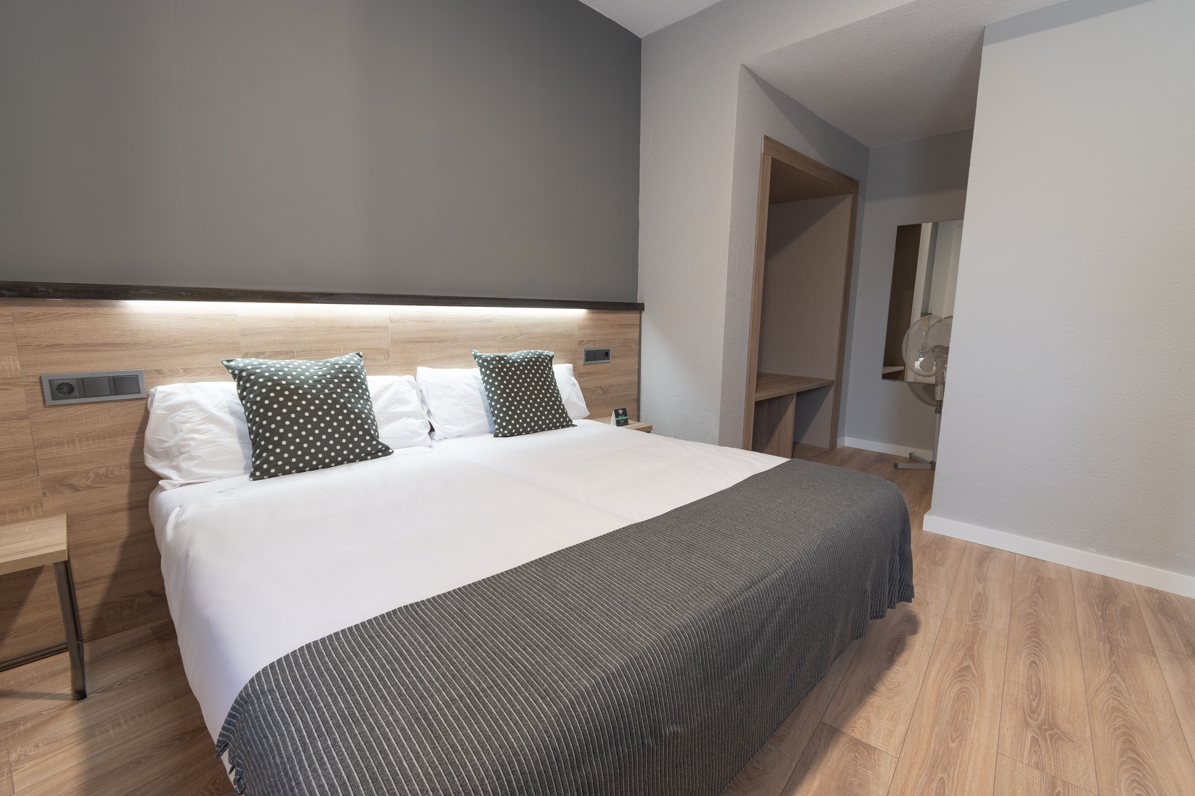 standard double or twin room | 1 bedroom, desk, free wifi, bed sheets