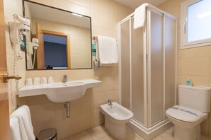 Family Room | Bathroom | Free toiletries, hair dryer, towels - Alda Centro Pamplona (Pamplona)
