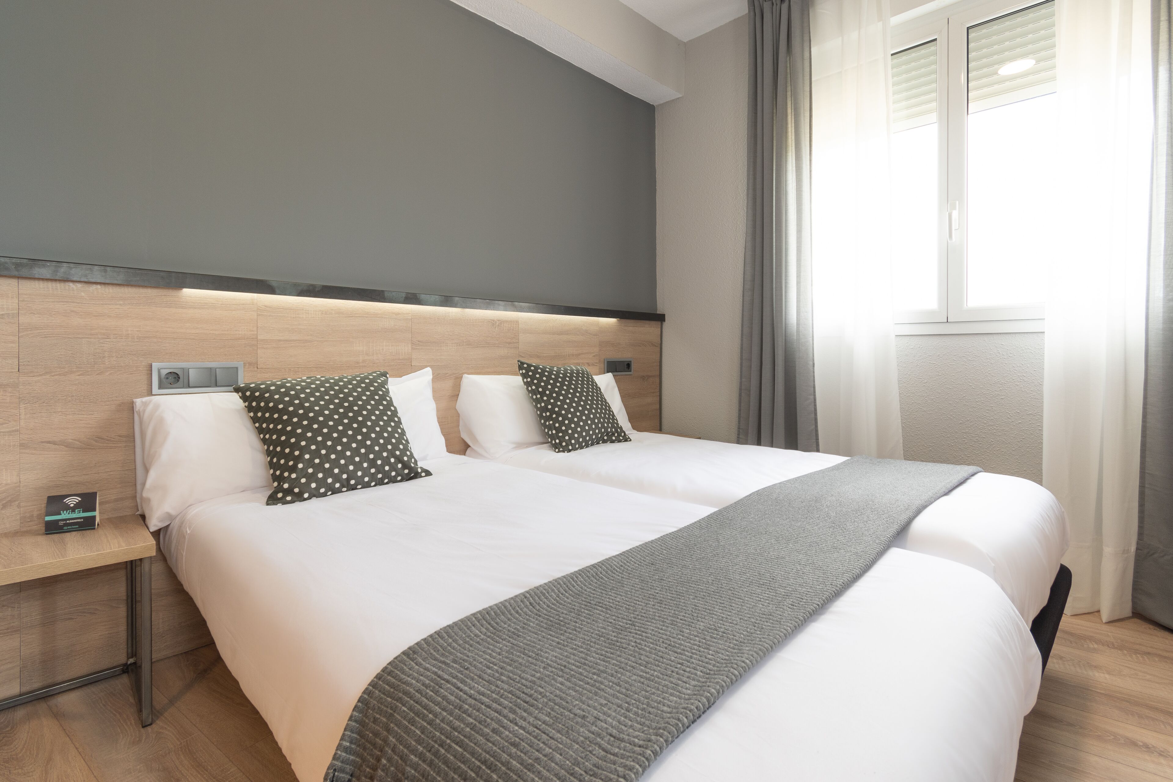 高級雙人房 | 書桌、免費無線上網、床單