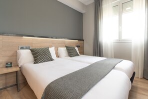 高级双人房 | 办公桌、免费 WiFi、床单