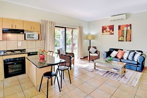 Casa de campo família, 2 quartos | Cozinha privada | Geladeira, micro-ondas, fogão, cooktop