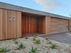 Un edificio moderno con fachada de madera y el número 22.