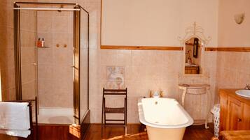 Family Room | Bathroom