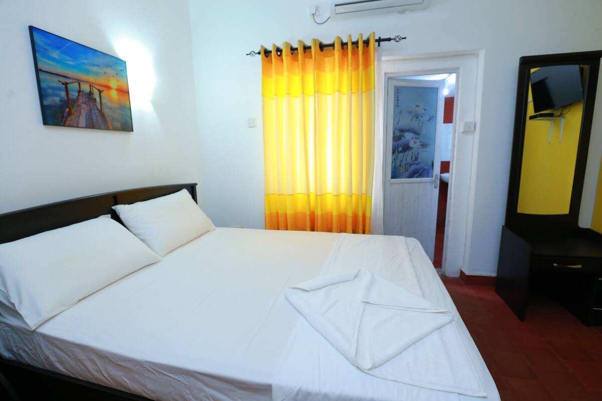 Standard Single Room, 1 Queen Bed | Minibar, individually decorated, individually furnished, free WiFi