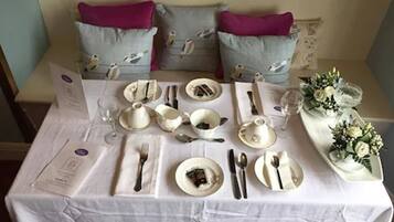 Der serveres morgenmad, frokost, aftensmad og internationale retter