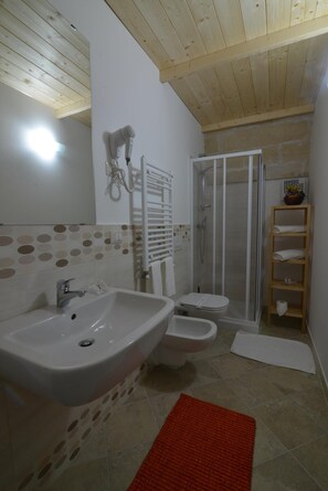 Shower, rainfall showerhead, free toiletries, towels - Il Nespolo Sassi Affittacamere (Matera)