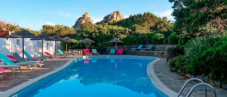 Piscine extérieure, parasols de plage, chaises longues