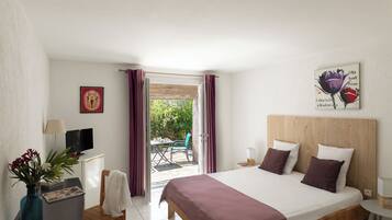 Superior Double Room | Peralatan tempat tidur premium, dihias secara berasingan