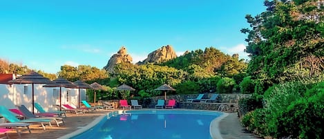 Piscine extérieure, parasols de plage, chaises longues