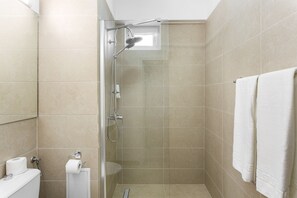 Double Room | Bathroom | Shower, free toiletries, slippers, towels - Elizeu Hotel (Bucharest)
