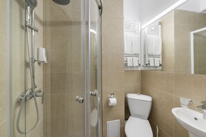 Twin Room | Bathroom | Shower, free toiletries, slippers, towels - Elizeu Hotel (Bucharest)