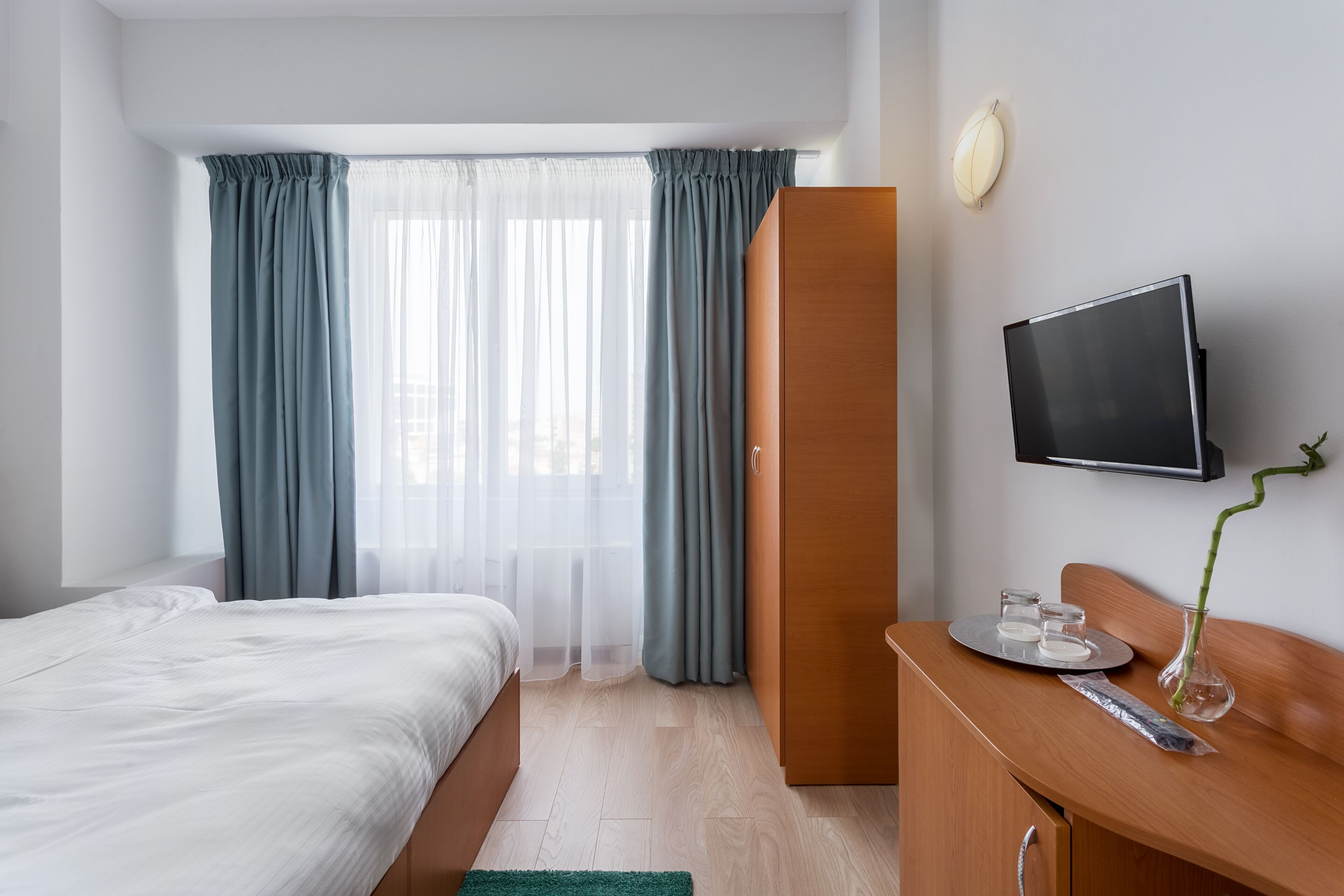 双人房 | 迷你吧、办公桌、遮光窗帘、隔音