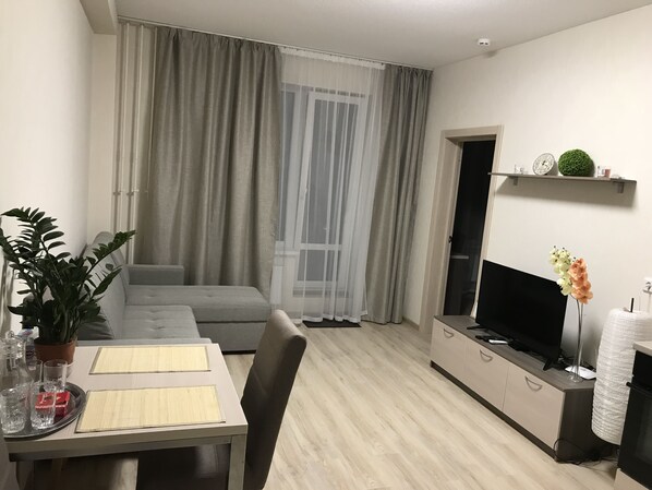 Habitación familiar con 1 cama matrimonial o 2 individuales, 2 habitaciones | Sala de estar | Televisión de pantalla plana 