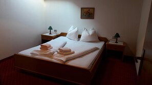 1 quarto, cofres nos quartos, escrivaninha