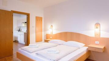 1 camera, una cassaforte in camera, una scrivania