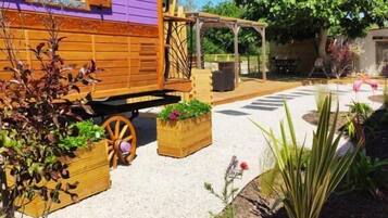 Roulotte Tzigane Climatisée avec Terrasse Privative | Literie de qualité supérieure, bureau, chambres insonorisées