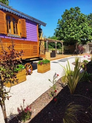 Roulotte Tzigane Climatisée avec Terrasse Privative | 高級寢具、書桌、隔音、免費無線上網