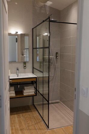 Appartamento Comfort, 2 camere da letto, terrazzo | Bagno | Set di cortesia gratuito, asciugacapelli, asciugamani, sapone