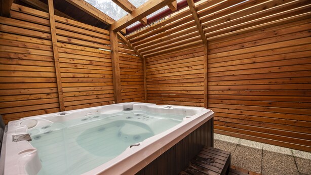 Outdoor spa tub - Penzion Grasel (Nové Syrovice)