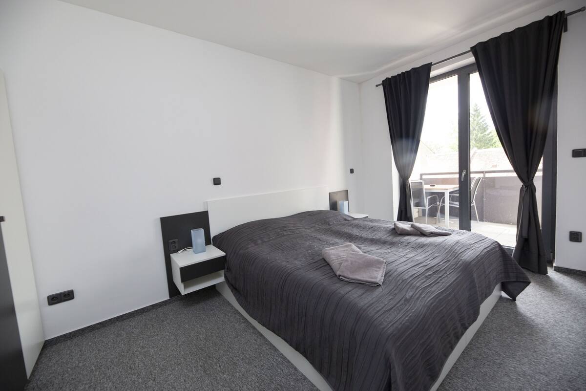 1 多间卧室、客房内保险箱、免费 WiFi、床单