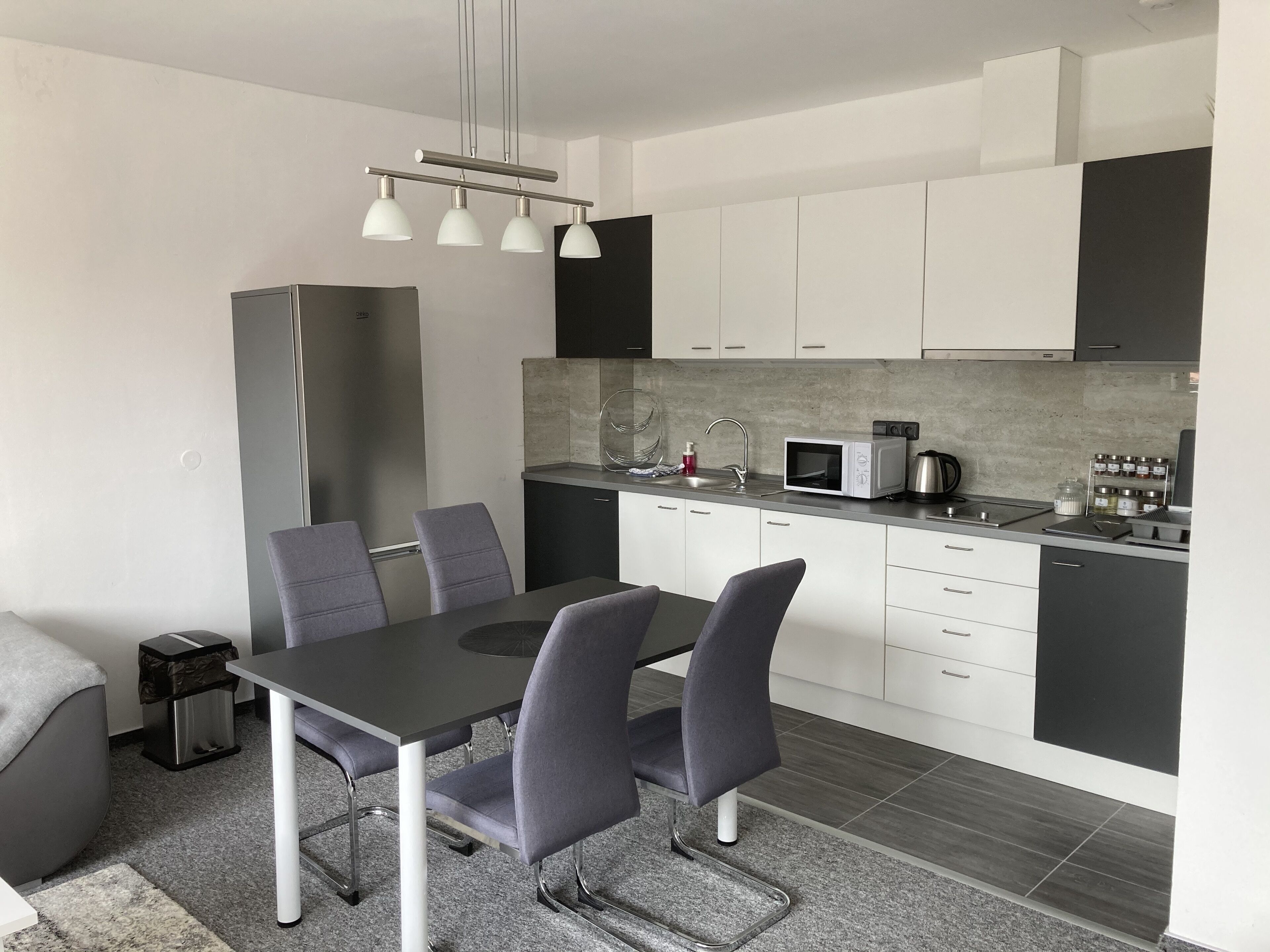 Eget kjøkken | Kjøleskap, mikrobølgeovn, kokeplater og vannkoker