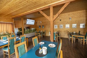 Petit déjeuner et déjeuner servis sur place, spécialités Cuisine locale