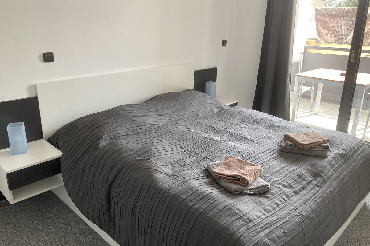 1 多间卧室、客房内保险箱、免费 WiFi、床单