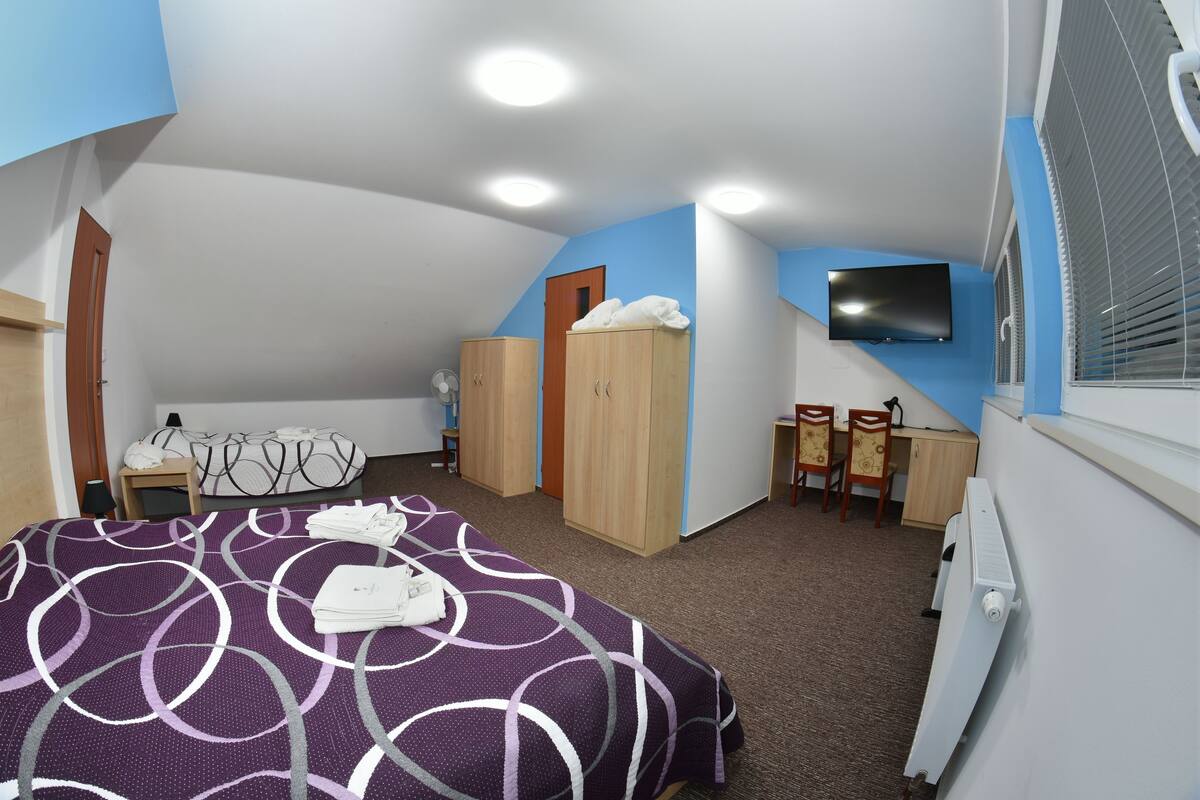 1 多间卧室、客房内保险箱、免费 WiFi、床单