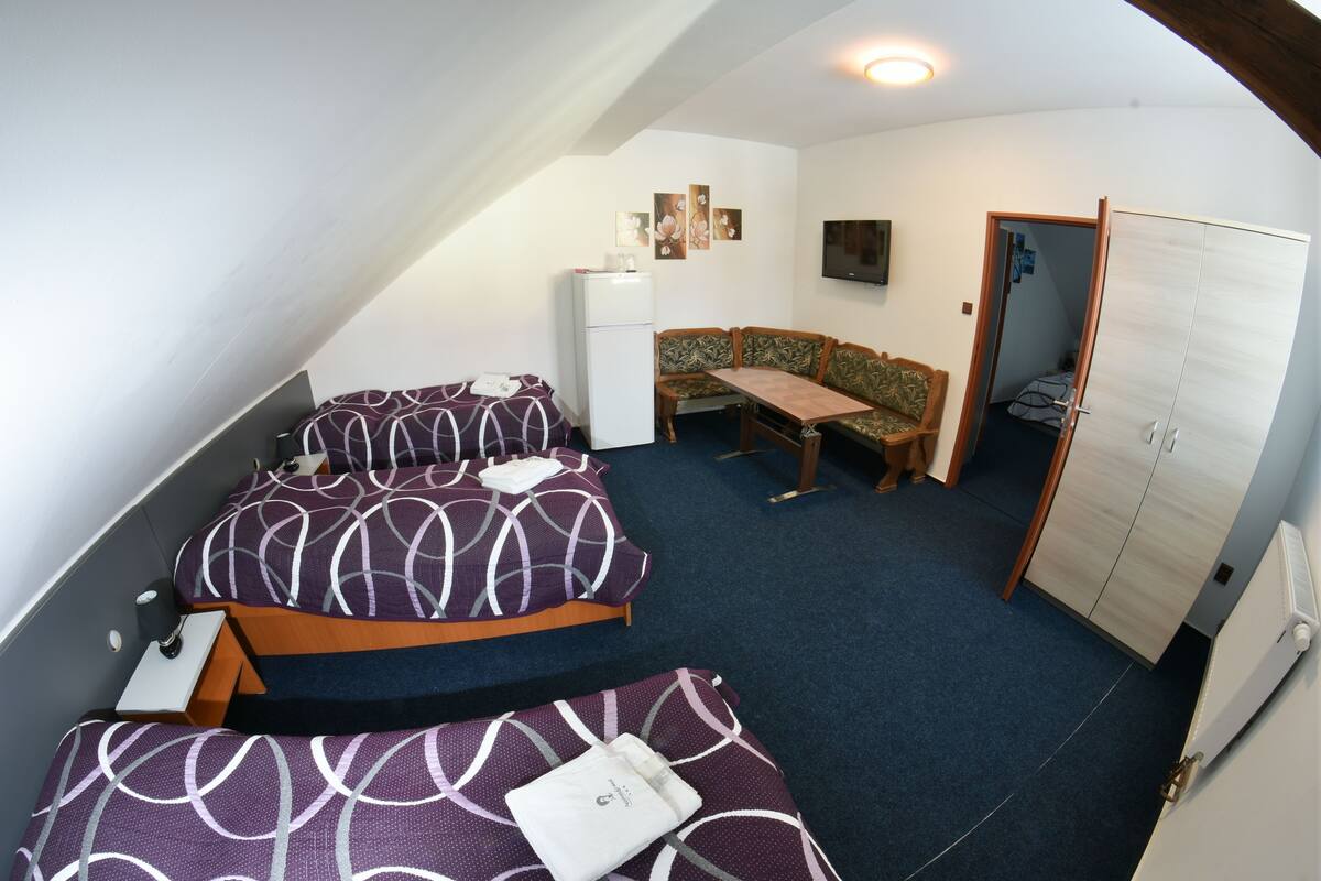 1 多间卧室、客房内保险箱、免费 WiFi、床单