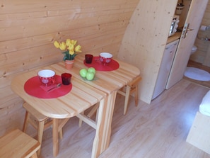 Familien-Ferienhütte (Forestière ) | Essbereich im Zimmer