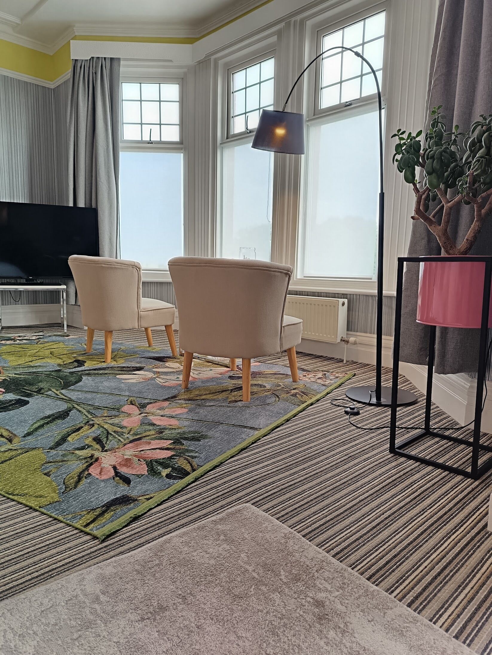 Cubrecamas, decoración personalizada y muebles diferentes 