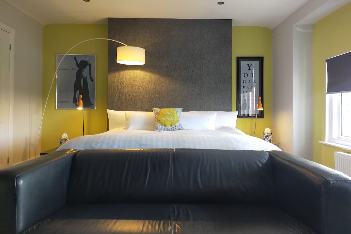 Cubrecamas, decoración personalizada y muebles diferentes
