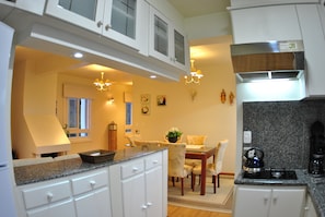 Apartamento | Cozinha privada | Geladeira, micro-ondas, cafeteira/chaleira
