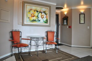 Área de estar no saguão