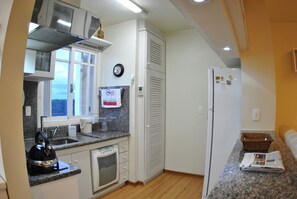 Apartamento | Cozinha privada | Geladeira, micro-ondas, cafeteira/chaleira