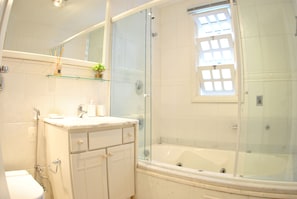 Apartamento | Banheiro | Banheira de imersão, produtos de toalete grátis, secador de cabelo