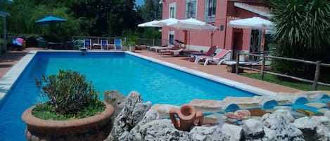 Piscine extérieure (ouverte en saison), parasols de plage